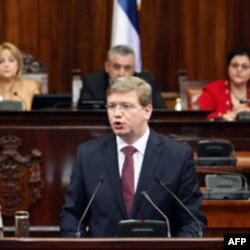 Evropski komesar obraća se poslanicima u Skupštini Srbije
