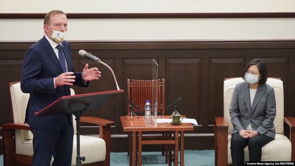 澳大利亚前总理阿博特10月7日在台北会见蔡英文总统时发表讲话。 