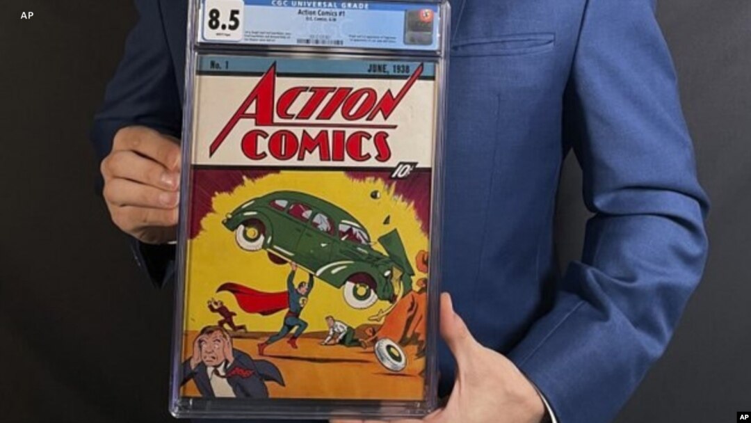 Foto de la primera revista de historietas de Superman subastada el martes 6 de abril de 2021. Cortesía de Metropolis Collectibles. Sostiene la revista Vincent Zurzolo, copropietario de ComicConnect, le empresa que subastó el comic. 