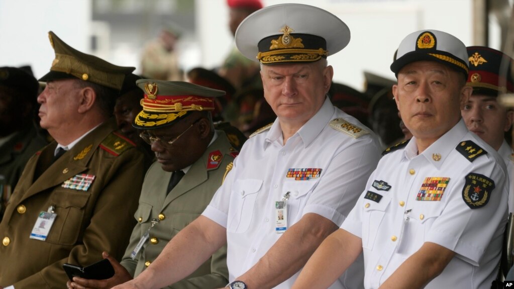 俄罗斯海军总司令尼古拉∙叶夫梅诺夫（Nikolai Yevmenov， 右二）2023年2月出席中俄与南非三国联合军事演习。(photo:VOA)