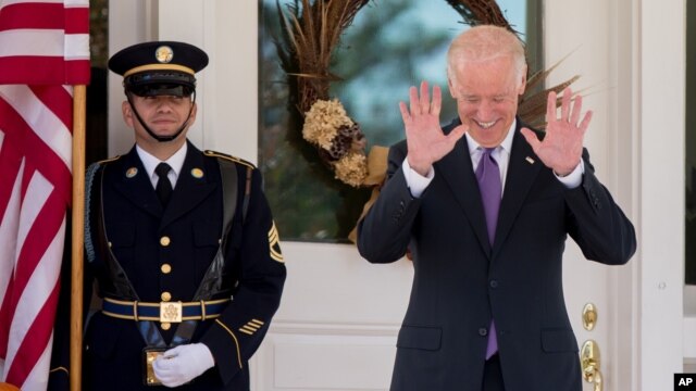El vicepresidente Joe Biden se ríe de una pregunta sobre su potencial lanzamiento en la carrera presidencial.