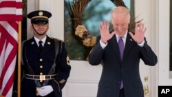 El vicepresidente Joe Biden se ríe de una pregunta sobre su potencial lanzamiento en la carrera presidencial.