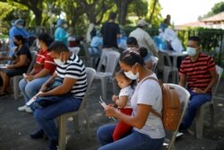 Pacientes asisten a sitio de salud durante la pandemia de COVID-19 en Tecoluca, El Salvador, el 2 de agosto de 2021.