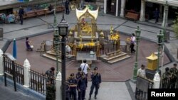 VIhara Erawan di Bangkok, Thailand, dijaga ketat pasca pengeboman tanggal 17 Agustus 2015 (Foto: dok). Mahkamah hari Selasa (24/11) mendakwa Bilal Mohammed dan Mieraili Yusufu dengan 10 pasal tuduhan yang berhubungan dengan ledakan itu, termasuk persekongkolan untuk meledakkan bom dan melakukan pembunuhan terencana.