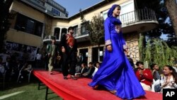 مانکن های جوان افغان لباسهای محلی مختلف کشورشان را از نواحی مختلف به نمایش گذاشتند.