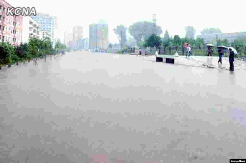 연이은 폭우로 인해 물에 잠긴 평양의 도로.