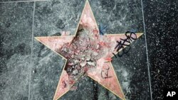 Foto de la estrella de Donald Trump en el Paseo de la Fama de Hollywood vandalizada el miércoles 25 de julio de 2018 en Los Ángeles. La policía de Los Ángeles, dijo que una persona está bajo custodia. (Foto AP / Reed Saxon)