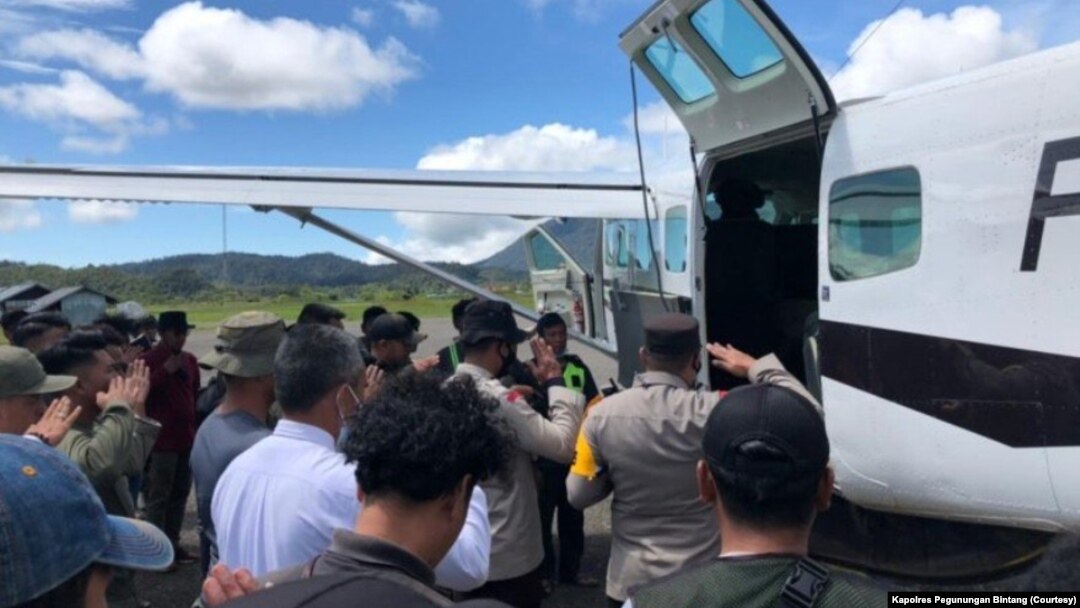 Proses evakuasi jenazah Bharatu Anumerta Muhammad Kurniadi Sutio, dari Kabupaten Pegunungan Bintang ke Jayapura, Papua, Minggu 26 September 2021. (Courtesy: Kapolres Pegunungan Bintang)