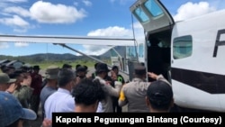 Proses evakuasi jenazah Bharatu Anumerta Muhammad Kurniadi Sutio, dari Kabupaten Pegunungan Bintang ke Jayapura, Papua, Minggu 26 September 2021. (Courtesy: Kapolres Pegunungan Bintang)