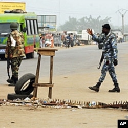 Des soldats loyaux à Gbagbo devant l'entrée du quartier pro-Ouattara d'Abobo, à Abidjan