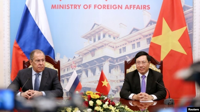 Bộ trưởng Ngoại giao Việt Nam Phạm Bình Minh (phải) và người đồng cấp của Nga Sergey Lavrov trong một buổi họp báo tại Hà Nội hôm 23/3. Việt Nam mong muốn Nga tiếp tục đóng vai trò tích cực trong việc gìn giữ an ninh khu vực, theo lời ngoại trưởng Việt Nam.