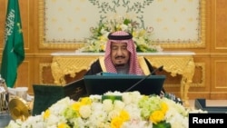 Raja Arab Saudi Salman bin Abdulaziz Al Saud memimpin rapat kabinet di Riyadh (12/12). Pemerintah Saudi telah membayar 533 juta dolar untuk tunjangan kesejahteraan bagi separuh warganya.