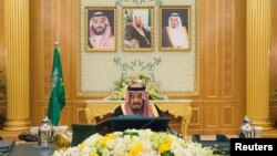 Raja Arab Saudi Salman bin Abdulaziz Al Saud memimpin sidang kabinet di Riyadh, Arab Saudi, 12 Desember 2017. 