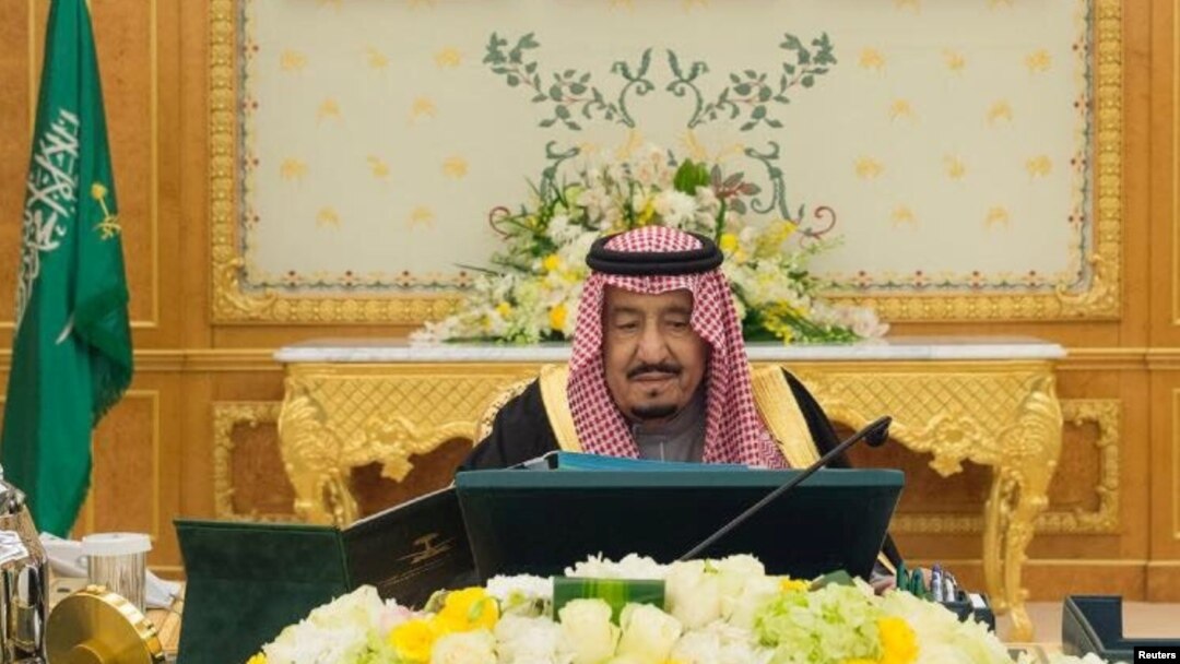Raja Arab Saudi Salman bin Abdulaziz Al Saud memimpin rapat kabinet di Riyadh (foto: dok). 