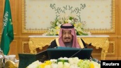 Raja Arab Saudi Salman bin Abdulaziz Al Saud memimpin rapat kabinet di Riyadh (foto: dok). 