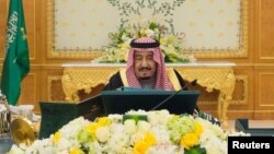 Raja Arab Saudi Salman bin Abdulaziz Al Saud memimpin rapat kabinet di Riyadh (12/12). Pemerintah Saudi telah membayar 533 juta dolar untuk tunjangan kesejahteraan bagi separuh warganya.