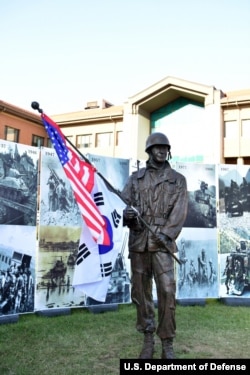 한국의 조각가 방주혁 씨가 미 2사단에 기증한 지평리 전투 기념 동상. 오른손 '엄지척'은 도널드 트럼프 미국 대통령의 모습을 상징한다.