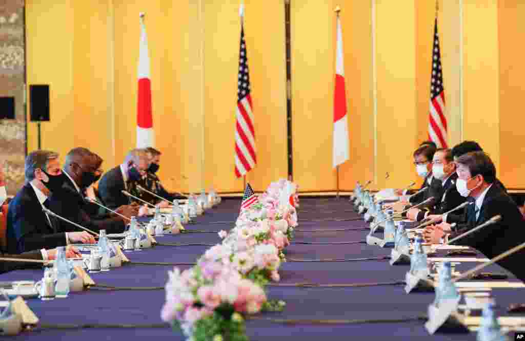 일본을 방문한 미국의 토니 블링컨 국무장관(왼쪽)과 오스틴 로이드 국방장관(왼쪽 두번째)이 도쿄에서 모테기 도시미쓰 외무상(오른쪽), 기시 노부오 방위상(오른쪽 두번째)과 함께 &#39;2+2&#39; 회담을 하고 있다.