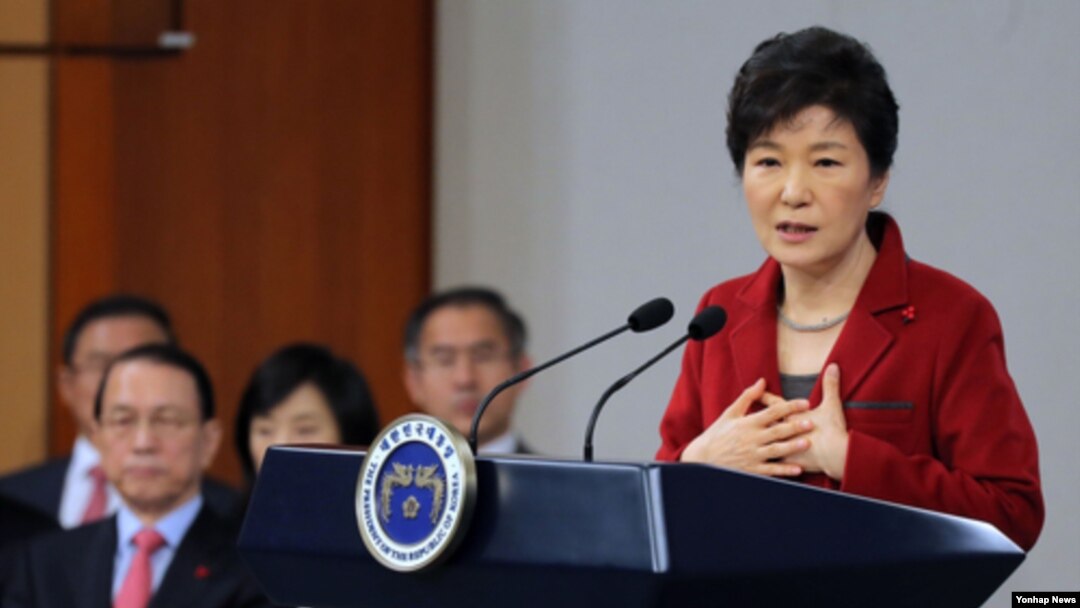 박근혜 한국 대통령이 12일 청와대 춘추관에서 신년 내외신 기자회견을 열고 집권 3년차 국정운영 구상을 밝히고 있다.