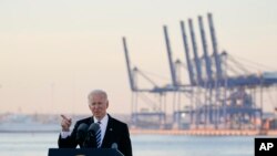 President AS Joe Biden berbicara kepada awak media dalam kunjungannya ke Pelabuhan Baltimore di Maryland, pada 10 November 2021. (Foto: AP/Susan Walsh)