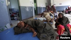 Internally displaced children suffering from cholera sleep inside a ward at Banadir hospital in Somalia's capital Mogadishu, August 2011. (file photo)