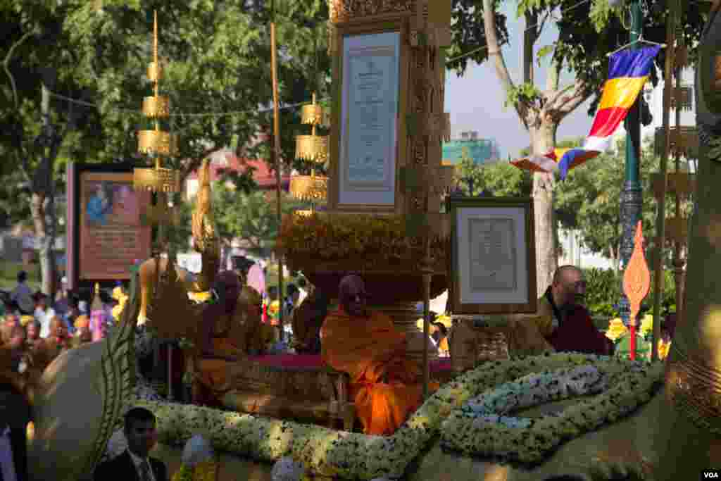Cambodian, Singaporean, Mongolian, and Japanese Supreme Patriarchs are on a royal float with framed certificate are on honorary title &quot;Preah Sri Loka Dhammika Raja&quot; to Cambodia&#39;s King Norodom Sihamoni on June 3, 2015. (Nov Povleakhena/VOA Khmer)