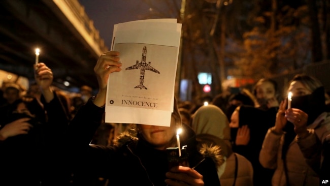 Người dân Iran hôm 11/1 tưởng niệm các nạn nhân vụ bắn hạ máy bay. 