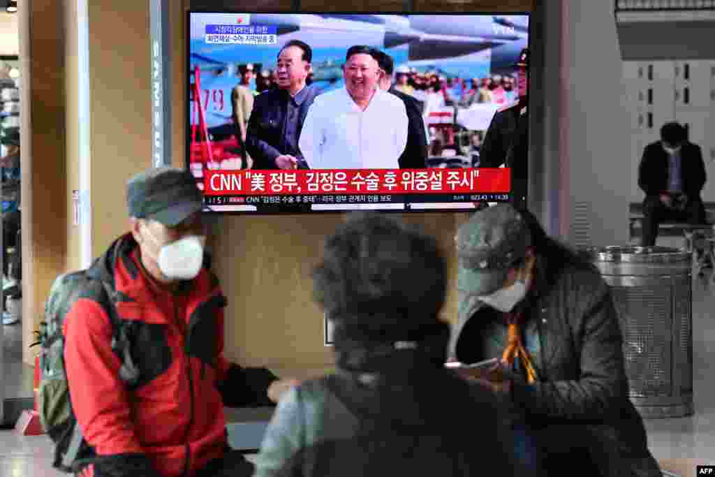 Watu wakishuhudia kupitia televisheni ya Taifa ya Korea Kaskazini kiongozi wa nchi hiyo Kim Jong Un, akiwasili katika stesheni ya reli huko Seoul on April 21, 2020. - Korea Kusini ilikanusha repoti za mwezi Aprili 21 kuwa Kim Jong Un alikuwa anafanyiwa upasuaji, baada ya kukosekana katika maadhimisho ya kila mwaka muhimu ya nchi hiyo.(Photo by Jung Yeon-je / AFP)