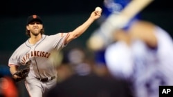 El lanzador de los Gigantes, Madison Bumgarner, lanza durante el primer inning del juego uno de la Serie Mundial contra los Reales de Kansas City. San Francisco ganó 7 a 1.