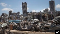 Mobil-mobil yang hancur akibat ledakan dahsyat di Beirut pada 4 Agustus masih tampak di lokasi ledakan, yang membunuh ratusan orang, Beirut, Lebanon, 17 Agustus 2020. 