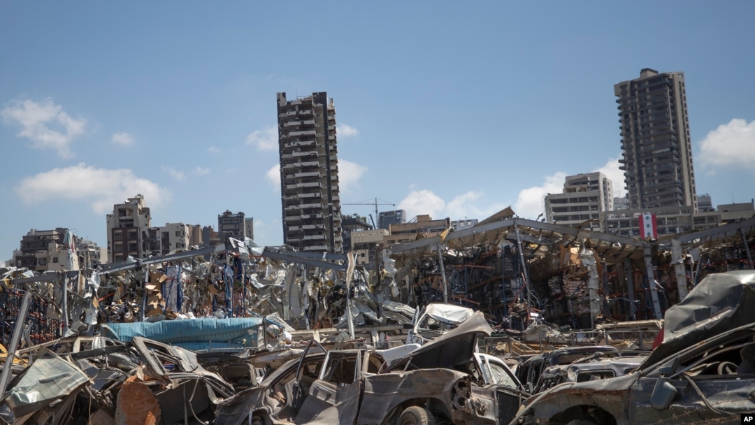 Mobil-mobil yang rusak tetap berada di lokasi ledakan mematikan 4 Agustus di pelabuhan Beirut yang menewaskan banyak orang dan melukai ribuan lainnya, di Beirut, Lebanon, 17 Agustus 2020. (Foto: AP)
