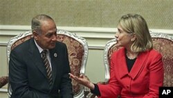 US Secretary of State Hillary Rodham Clinton (r) speaks with Egyptian Foreign Minister Ahmed Aboul Gheit during their meeting, in Doha, Qatar, Jan 12, 2011