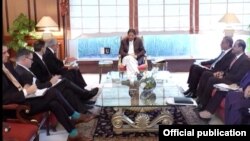  PM Pakistan Imran Khan bertemu delegasi AS yang dipimpin wakil khusus AS untuk perdamaian Afghanistan, Zalmay Khalilzad, di Islamabad hari Rabu (5/12). 