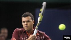 Jo-Wilfried Tsonga terlihat sedang mengembalikan bola dalam pertandingan Paris Masters tahun ini. (Foto:dok)