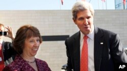 Menteri Luar Negeri Amerika John Kerry (kanan) bersama Kepala Kebijakan Luar Negeri Uni Eropa, Catherine Ashton (7/9). 