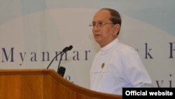 အီးယူ - ျမန္မာလုပ္ငန္းအဖြဲ႔ရဲ႕ တတိယနဲ႔ ေနာက္ဆုံးေန႔ ေဆြးေႏြးပြဲတြင္ သမၼတ ဦးသိန္းစိန္ မိန္႔ခြန္းေျပာၾကားစဥ္။ (ႏိုဝင္ဘာလ ၁၅၊ ၂၀၁၃) သတင္းမွတ္တမ္း- ႏုိင္ငံေတာ္ သမၼတရံုး 