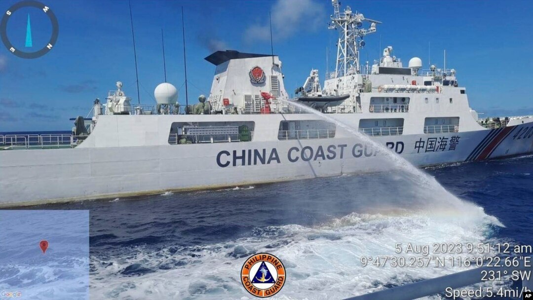2023 年 8 月 5 日,一艘中國海警船在南中國海第二托馬斯礁(中國所稱的仁愛礁)附近,對菲律賓海岸警衛隊船的補給船使用水炮,封鎖了該船的航行路線。