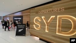 Penumpang bersiap di Bandara Sydney untuk mengejar penerbangan di Sydney, Australia, Senin, 19 April 2021, menuju Selandia Baru. (Foto: AP/Rick Rycroft)