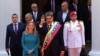 El presidente de Venezuela, Nicolás Maduro, levanta el puño junto a su esposa Cilia Flores el día de su toma de posesión para un tercer mandato de seis años en Caracas, Venezuela, el 10 de enero de 2025.