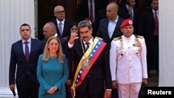 El presidente de Venezuela, Nicolás Maduro, levanta el puño junto a su esposa Cilia Flores el día de su toma de posesión para un tercer mandato de seis años en Caracas, Venezuela, el 10 de enero de 2025.