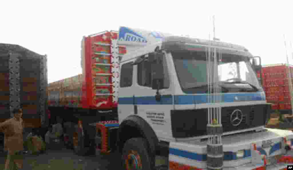 پاکستان کښې په ټرکونو د گل کارۍ او د ټرکونو ښکلې کولو هنر