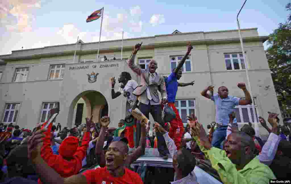 Celebrações após renúncia de Robert Mugabe 