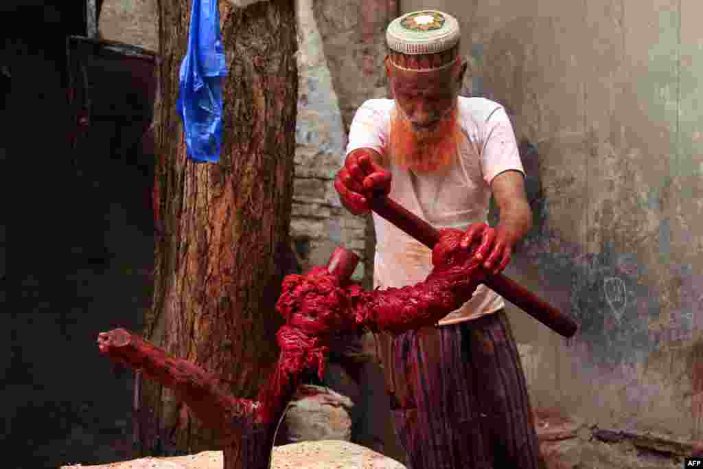 在印度拉贾斯坦邦Ajmer市，一名印度穆斯林工人在给Kalavas (圣线)染颜色 