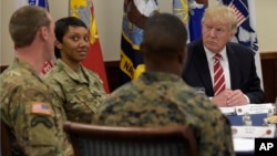 آقای ترامپ در این دیدار ضمن دریافت گزارشهای این ستاد، ناهار را با پرسنل نظامی آمریکا در این پایگاه صرف کرد