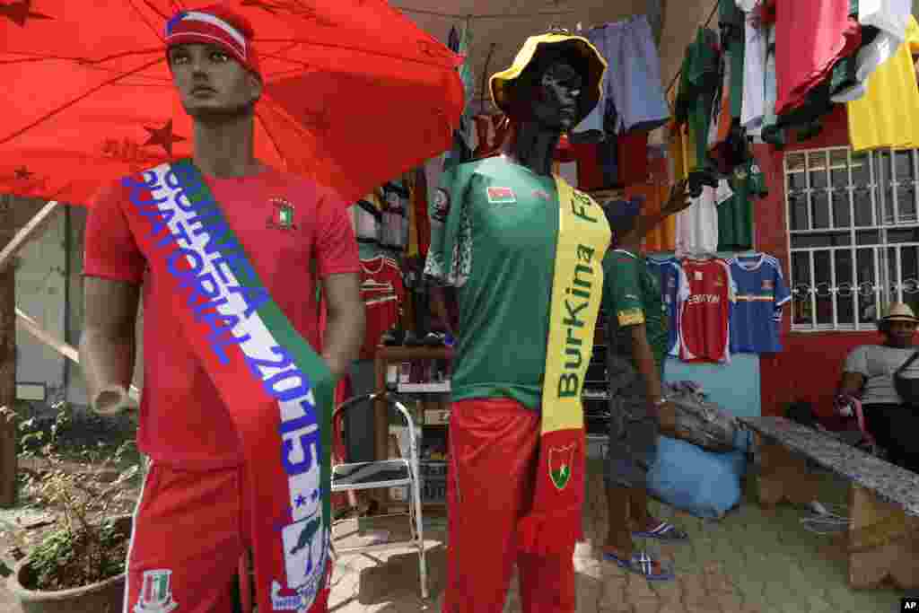 Dois manequins de uma loja perto do Estádio de Malabo vestidos a rigor para o CAN 2015, que se realiza na Guiné Equatorial entre 17 de Janeiro e 8 de Fevereiro de 2015. Jan 21, 2015