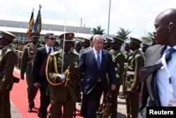 Israeli Prime Minister Benjamin Netanyahu (C) inspects a guard of honor after arriving at the Entebbe airport in Uganda, July 4, 2016.