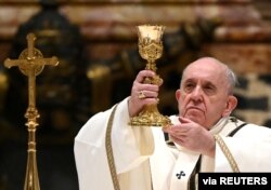 Paus Fransiskus saat memimpin Misa Natal di Vatikan, Kamis (24/12).