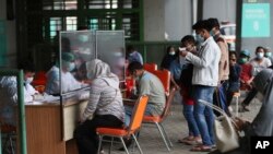 Warga antre tes Covid-19 di Stadion Patriot Candrabhaga, Bekasi di pinggiran Jakarta, Selasa, 5 Januari 2021. (Foto AP / Achmad Ibrahim)
