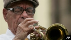 Pemain trompet Lionel Ferbos, 101, bermain di festival jazz di New Orleans. (Foto: Dok)