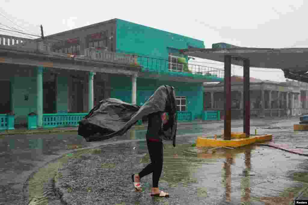 Un hombre corre por las calles mientras el huracán Ian pasa por Pinar del Río, Cuba, el 27 de septiembre de 2022. REUTERS/Alexandre Meneghini